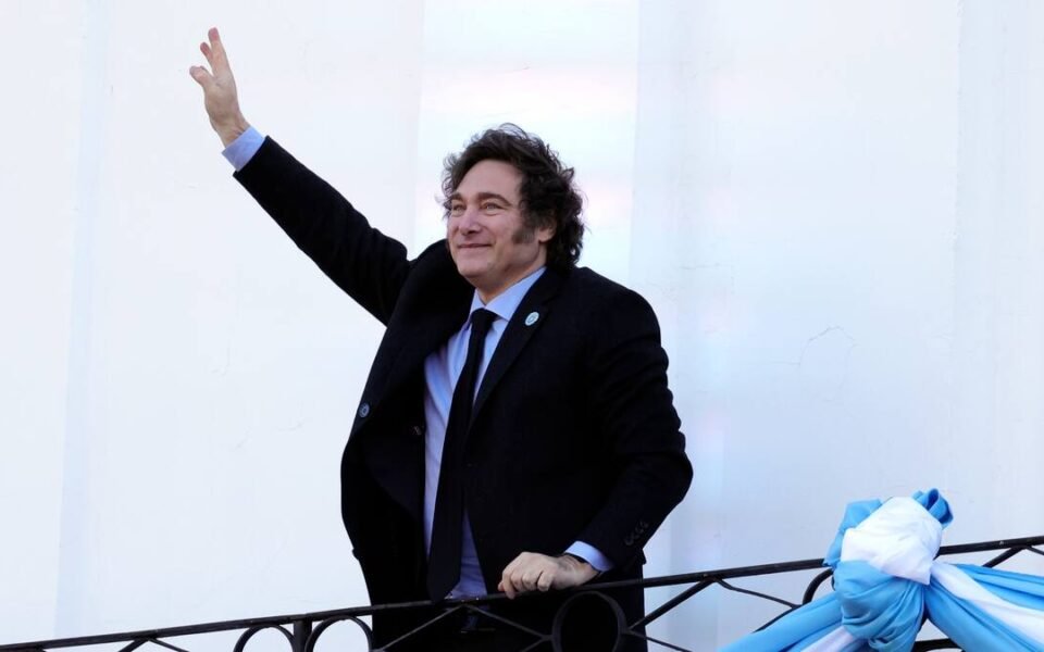 Una calificadora advirtió que el gobierno debe levantar el cepo y sostener el ajuste para cambiar el humor de los inversores