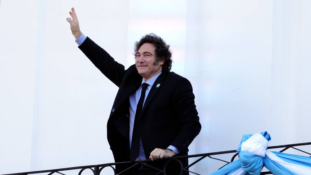Una calificadora advirtió que el gobierno debe levantar el cepo y sostener el ajuste para cambiar el humor de los inversores
